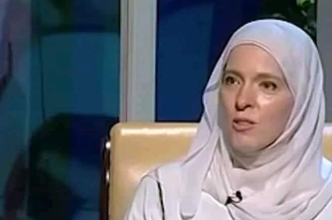 الدكتورة تيريزا كانت تحاول تنصير زميلها المسلم فنطقت هي الشهادة وأعلنت إسلامها